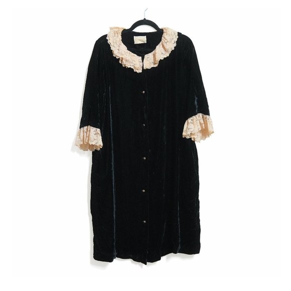 Vintage Other - marilyn new york 1950s/60s black velvet robe w chantilly lace collar & cuffs